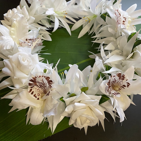 Collier haku orchidée blanche et lys araignée avec feuille blanche