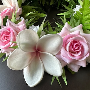 ベビーピンクのバラとプルメリアのハクレイの花冠