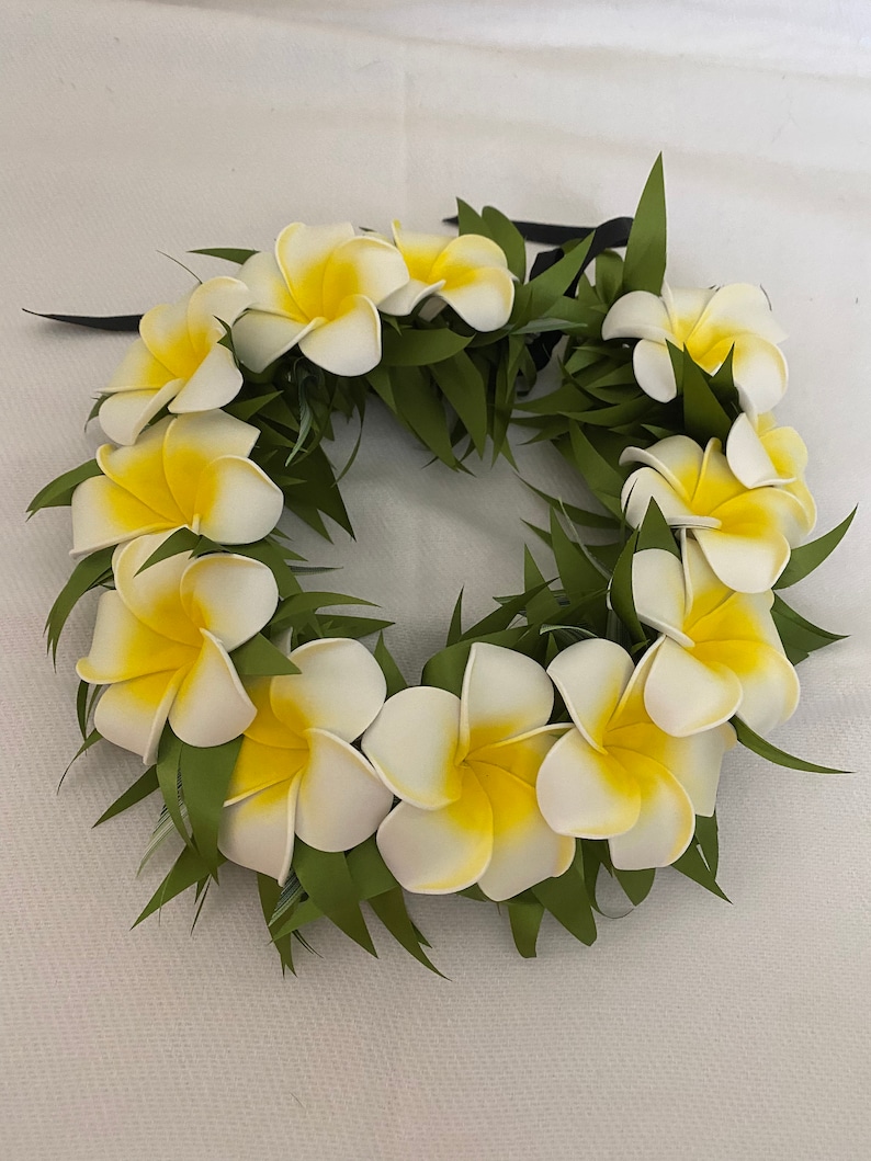 Form white plumeria haku lei po’o 