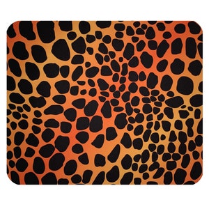 Könnte beinhalten: Ein rechteckiges Mauspad mit einem lebendigen Leopardenmuster. Das Muster zeigt schwarze unregelmäßige Formen vor einem Hintergrund aus Orange- und Gelbtönen. Das Mauspad hat abgerundete Ecken.