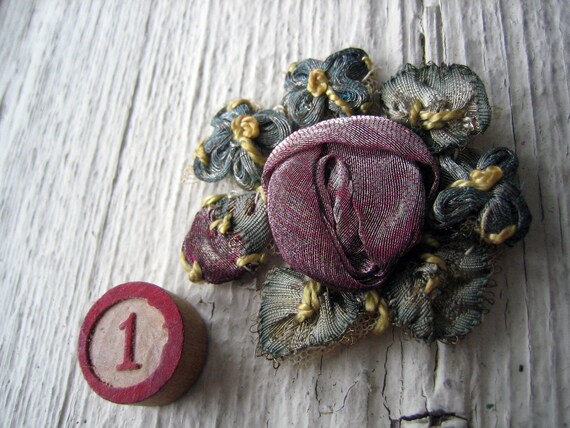 Un Antique métallisé Ribbonwork boîte fleur Applique (Ref : A-5351 boîte Ribbonwork 1) 517f7d Un Antique métallisé Ribbonwork boîte fleur Applique (Ref : A-5351 boîte Ribbonwork 1) 517f7d