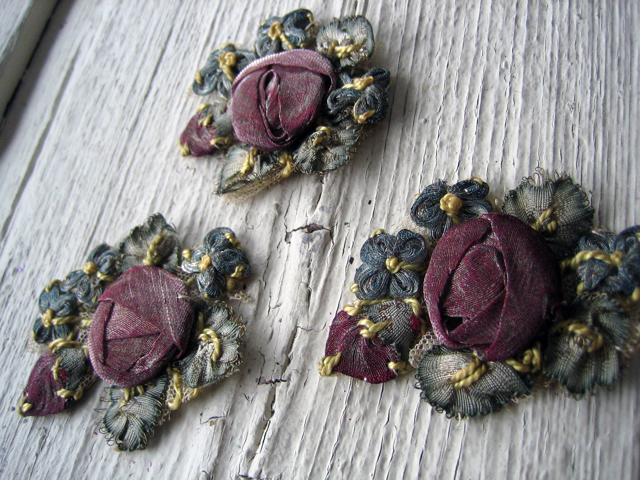 Un Antique métallisé Ribbonwork fleur Applique (Ref : A-5351 boîte 1) Un Antique métallisé Ribbonwork boîte fleur Applique (Ref : A-5351 boîte Ribbonwork 1) 517f7d