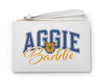 ノースカロライナ A&T **Aggie Baddie** レザークラッチ - レディース向けエレガントでスタイリッシュなジップアクセサリーバッグ HBCU Aggie Pride