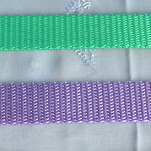 3/4" de ancho. Verde azulado brillante, lavanda, lavanda claro y lila. Cinta de nailon 100 % de peso estándar.