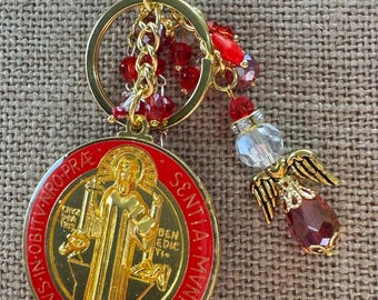 Chaveiro com Terço Vermelho de São Bento: Pingente de São Bento, Pingente de Bolsa e Chaveiro, Pingente Devocional Católico, Pingente de Terço para Celular
