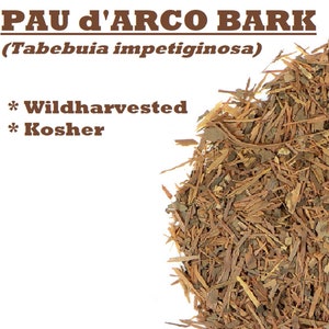 以下が含まれることがあります： 乾燥したパウダルコ樹皮の山をクローズアップした写真。自然療法です。樹皮は茶色で、ざらざらした質感です。画像の上部に「Pau d'Arco Bark (Tabebuia impetiginosa)」というテキストが表示されています。樹皮の下に「* Wildharvested * Kosher」というテキストが表示されています。