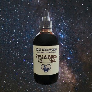 以下が含まれることがあります： ドロップトップ付きの濃い茶色のガラス瓶で、「BOSS BODYWORKS Organic Tinctures PAU D'ARCO 1:3 4oz」と小さなハートのロゴがラベルに貼られています。瓶は、白い星が散りばめられた濃い青色の背景に置かれています。