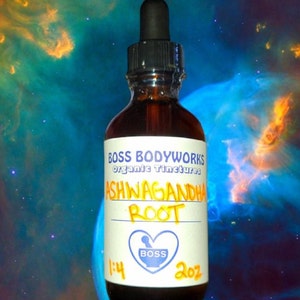 Może przedstawiać: Brązowa szklana butelka z czarną pipetą, z etykietą "BOSS BODYWORKS Organic Tinctures". Etykieta głosi "ASHWAGANDHA ROOT" i zawiera logo w kształcie serca. Butelka zawiera 59 ml.