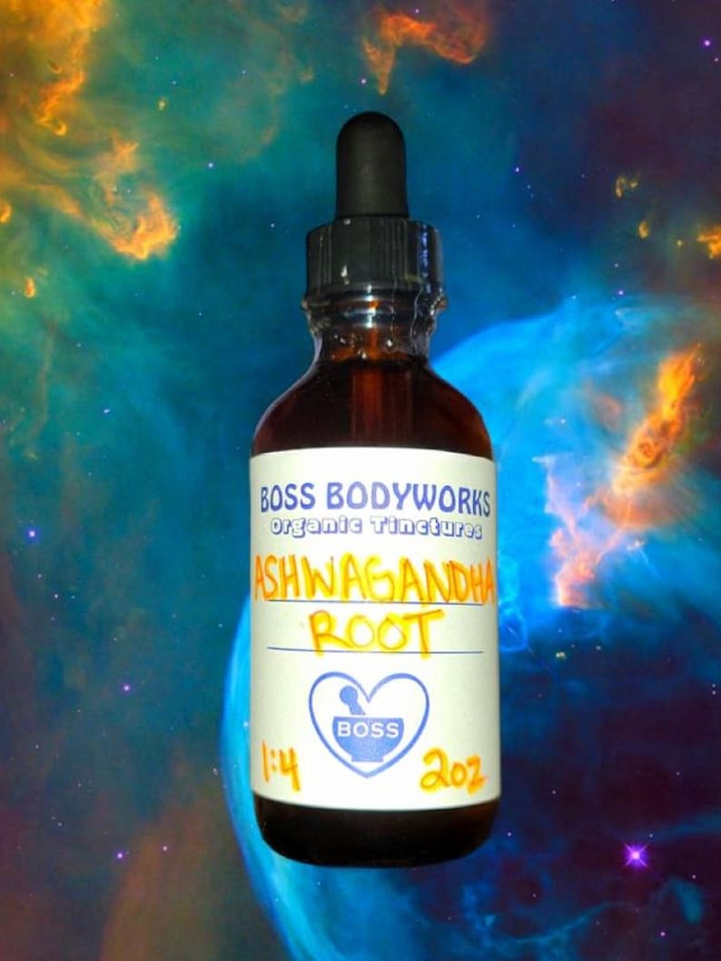 Może przedstawiać: Brązowa szklana butelka z czarną pipetą, z etykietą "BOSS BODYWORKS Organic Tinctures". Etykieta głosi "ASHWAGANDHA ROOT" i zawiera logo w kształcie serca. Butelka zawiera 59 ml.