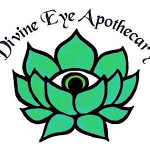 Op de afbeelding: Een groene lotusbloem met een zwarte omtrek en een enkel oog in het midden. Het oog is zwart met een groene iris en een witte pupil. De tekst "Divine Eye Apothecary" is in een cursief schrift rond de bloem geschreven.