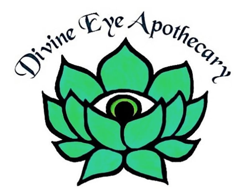 Op de afbeelding: Een groene lotusbloem met een zwarte omtrek en een enkel oog in het midden. Het oog is zwart met een groene iris en een witte pupil. De tekst "Divine Eye Apothecary" is in een cursief schrift rond de bloem geschreven.