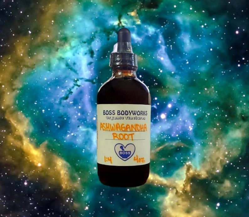 Może przedstawiać: Ciemnobrązowa szklana butelka z zakraplaczem, wypełniona brązowym płynem. Etykieta głosi "BOSS BODYWORKS Organic Tincture ASHWAGANDHA ROOT" z logo serca i "4 oz". Tło to kolorowa mgławica.