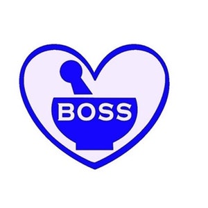Może przedstawiać: Niebiesko-białe logo w kształcie serca z napisem "BOSS" wewnątrz moździerza i tłuczka. Logo to prosty, czysty design, idealny do brandingu lub materiał&oacute;w promocyjnych.