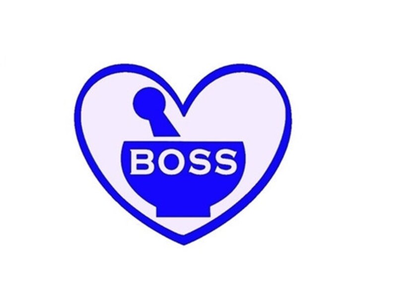 Może przedstawiać: Niebiesko-białe logo w kształcie serca z napisem "BOSS" wewnątrz moździerza i tłuczka. Logo to prosty, czysty design, idealny do brandingu lub materiał&oacute;w promocyjnych.