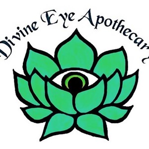 Może przedstawiać: Logo Divine Eye Apothecary, przedstawiające zielony kwiat lotosu z centralnym motywem oka. Oko jest białe z czarną źrenicą i zieloną tęcz&oacute;wką. Tekst "Divine Eye Apothecary" jest wygięty nad kwiatem.