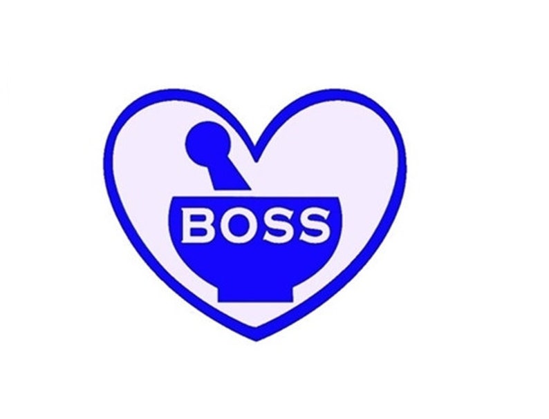 Puede incluir: Un gr&aacute;fico azul en forma de coraz&oacute;n con un mortero y un pil&oacute;n en su interior. La palabra "BOSS" est&aacute; escrita en letras blancas dentro del mortero y el pil&oacute;n.