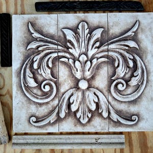 Keramikfliese mit Aufkantung 'Mural' oder dekoratives Mittelstück, 32 x 39 cm, handgepresst, mattbeige Steinwaschglasur