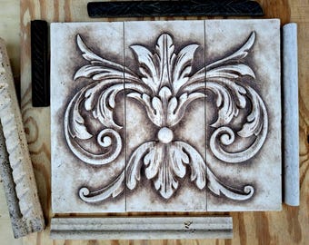Azulejo cerámico mural para salpicadero o pieza central decorativa, 32,7 x 38,2 cm, prensado a mano, con esmalte lavado a la piedra beige mate. Diseño de flor de lis.