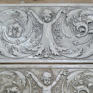 Cherub Reliefkeramikfliese 16,75 x 13,75 "handgepresst, Hellbraun und Beige