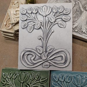 Keramikfliese mit Baumrelief 21 x 26 cm, seidenmattes Weiss