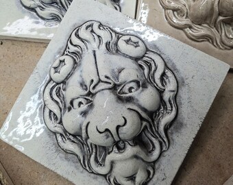 Azulejo de cerámica con relieve de cara de león, prensado a mano, 6 x 6", color tostado y beige