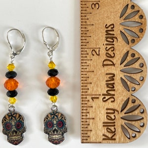 Pendientes de calavera de azúcar de Halloween con bucles de pendiente de palanca de plata esterlina y gotas de cuentas facetadas. 2 1/2 de largo, cuentas naranjas y negras imagen 2