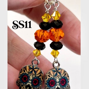 Pendientes de calavera de azúcar de Halloween con bucles de pendiente de palanca de plata esterlina y gotas de cuentas facetadas. 2 1/2 de largo, cuentas naranjas y negras imagen 1