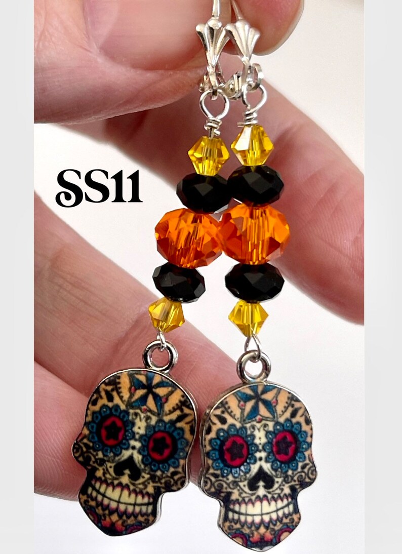 Pendientes de calavera de azúcar de Halloween con bucles de pendiente de palanca de plata esterlina y gotas de cuentas facetadas. 2 1/2 de largo, cuentas naranjas y negras imagen 1