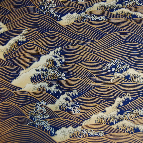 Papier japonais Chiyogami Yuzen - Vagues mousseuses cuivrées et bleues avec cuivre métallique sur fond bleu marine 5 » x 4.25 »