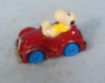 Vintage-Snoopy Reclining In A Red Limo- United Feature Syndicate