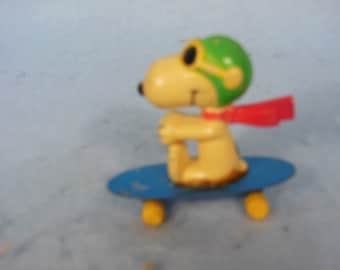 Vintage-Snoopy in sella a uno skateboard - Aviva