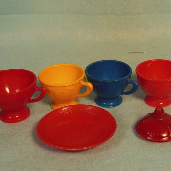 Vintage-1950s-Ideal-Partial Set Of Children Dishes-6-Pieces-made In USA