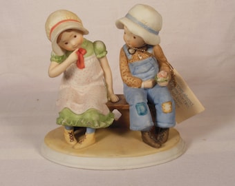 Vintage Holly Hobbie - 1972-estatueta."Um segredo compartilhado." 5" de altura x 4 3/4" de largura
