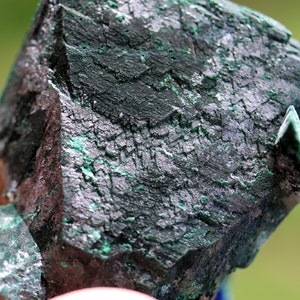 Azurit Pseudomorph durch Malachit ersetzt. Mine Tsumeb, Namibia. Cooler Trigon-Wuchs, 63,4 Gramm