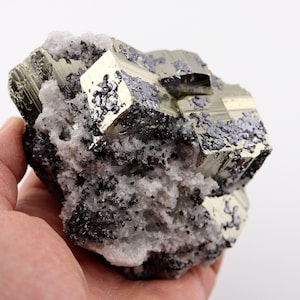 Glänzender Pyrit mit Quarz und Galena Kristallen - Huanzala Mine, Peru