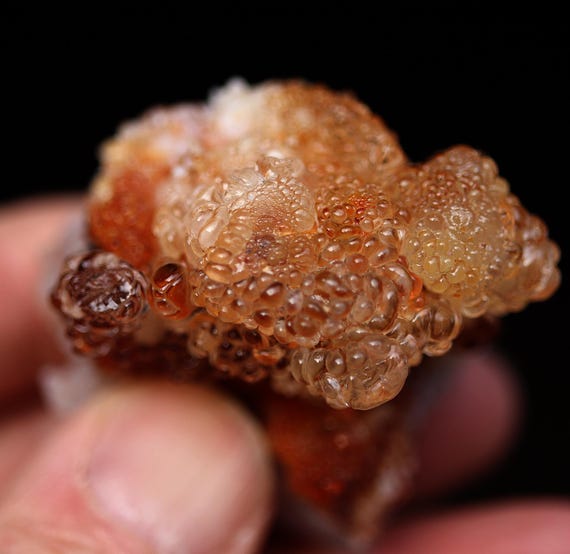 UV Reactive Hyalite Opal cap on Chalcedony, San Luis Potosí, Mexico