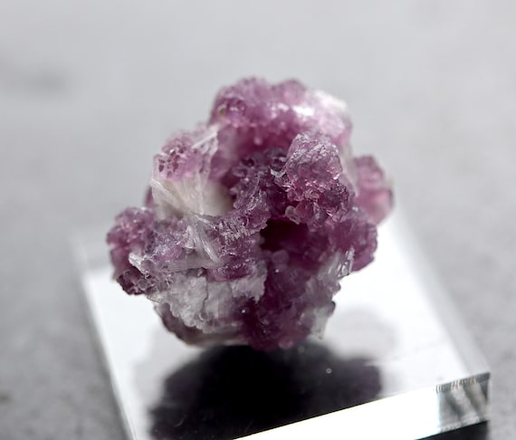 Lepidolite with Cleavelandite crystallized floater. KCSD Mine, Gem Hill, San Diego California, USA. 7.67 grams