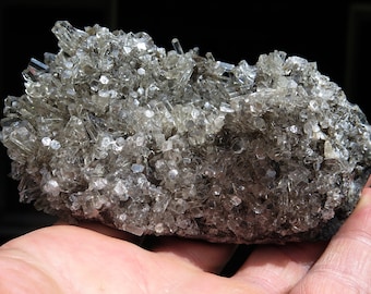 Gran calcita columnar sobre cuarzo con matriz. Pieza sólida, sin elementos sueltos. Extraído de la mina Xia Yang, condado de Yongchun, China.