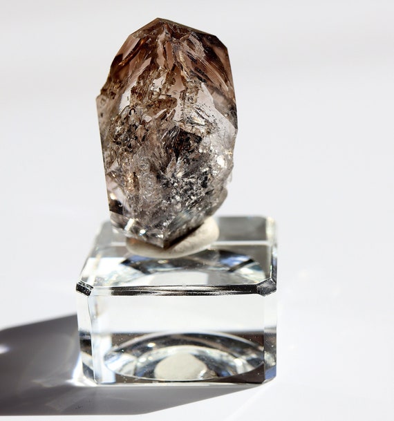 Diamond Mountain, Smoky Herkimer quartz scepter. Complex perfect termination, black hydrocarbon anthraxolite included. 26.4 grams.