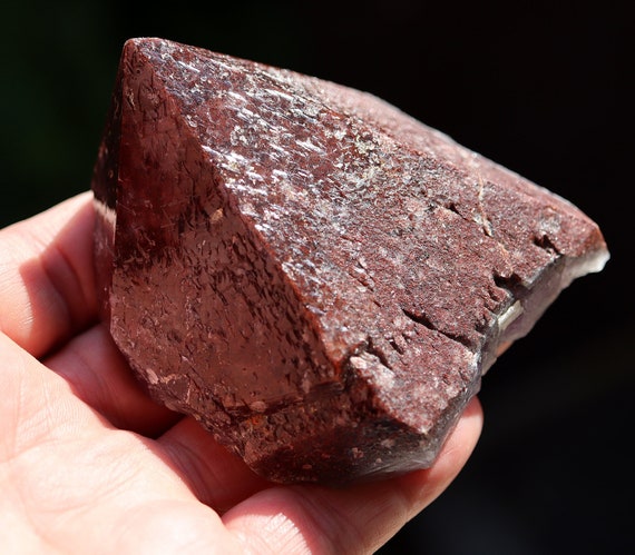 Quartz var. Amethyst. Hematite inclusions. Moon Light Mine, Thunder Bay District, Ontario, Canada. Point tip is pristine