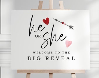 Könnte beinhalten: Ein weißes Schild mit schwarzem Text, auf dem "He or She Welcome to the Big Reveal" steht. Das Schild ist mit roten und rosa Herzen und einem Pfeil verziert.