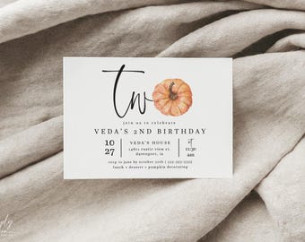 Puede incluir: Una tarjeta de invitación color crema con el texto "Veda's 2nd Birthday" y una ilustración de calabaza en acuarela. La tarjeta incluye la fecha, la hora y el lugar del evento. El fondo es una tela neutra.
