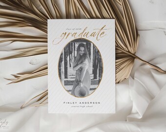 Plantilla editable de anuncio de graduación con rayas doradas para niña, tarjeta de graduación universitaria.