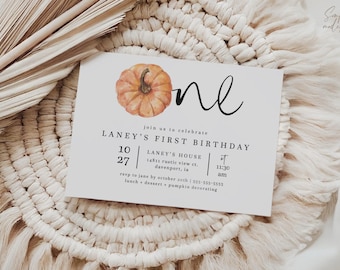 Può includere: Un invito di compleanno con un'illustrazione di zucca ad acquerello e la parola "one" in corsivo. L'invito include il testo "Laney's First Birthday" e i dettagli dell'evento.
