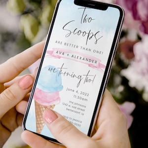 Peut inclure: Une invitation num&eacute;rique sur l'&eacute;cran d'un smartphone pour une f&ecirc;te de deuxi&egrave;me anniversaire de jumeaux. L'invitation pr&eacute;sente une illustration aquarelle de deux boules de glace dans un cornet gaufr&eacute;. Le texte indique "Deux boules valent mieux qu'une ! Ava + Alexander ont deux ans !" avec la date, l'heure et le lieu de la f&ecirc;te en dessous.