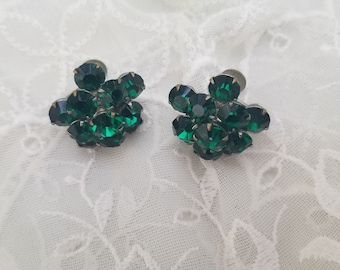 vintage screw back clip on emerald green earrings silver tone faceted rhinestones green filigree rhinestone nature easter gift mod cluster