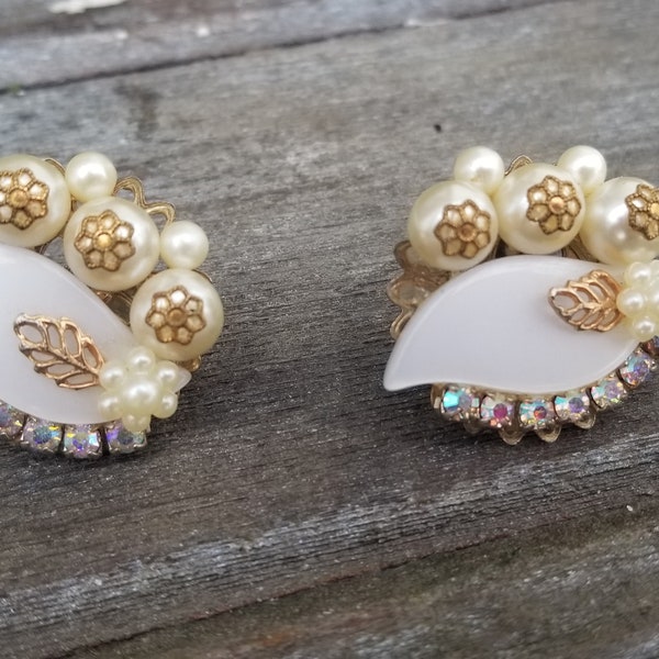 Vintage stunning gold tone merle crystal clear metal golden white pearl aurora borealis beads leaf clip on ons earrings mod fashion estate