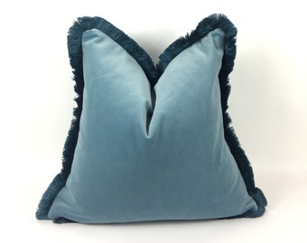 blaues Samtkissen // blaues Fransenkissen // blaues einfarbiges Kissen //