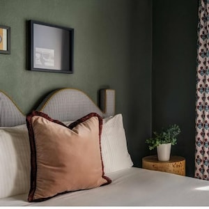 Fodera per cuscino decorativo in velluto rosa cipria - Cuscino con frange bordeaux - Arredamento moderno