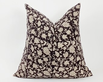 Linnen kussensloop met zwarte bloemen blokprint, boho woondecoratie